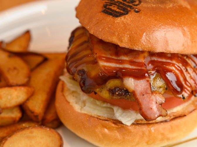 名古屋市内・池下駅の目の前にある「The Burger Stand-N’s-（ザ バーガースタンド エヌズ）」さんのクチコミレポート。美味しいハンバーガーを食べるならこのお店