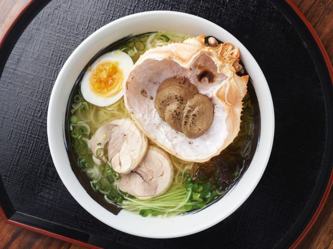 秋田市中通、秋田駅近くにあるラーメン食堂「ぐらん麺 α（あるふぁ）」さんのクチコミレポート。ひと味もふた味も違う、特製炙り蟹みそ塩ラーメンを気軽に楽しめる人気店。