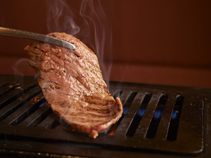 立川市、立川駅近くにある焼肉店「焼肉 哲 TETSU（ヤキニク テツ）」さんのクチコミレポート。ボリューム満点の上質な黒毛和牛をリーズナブルな価格で楽しめる人気店！