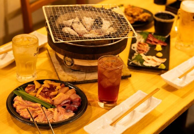 福岡市・千早駅、舞松原駅周辺の居酒屋「かしわ屋 藤ひさ」さんのクチコミレポート。七輪を使ったさつま知覧どりの鶏焼肉や新鮮な鶏刺しがおすすめ