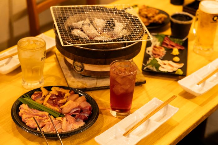 福岡市・千早駅、舞松原駅周辺の居酒屋「かしわ屋 藤ひさ」さんのクチコミレポート。七輪を使ったさつま知覧どりの鶏焼肉や新鮮な鶏刺しがおすすめ