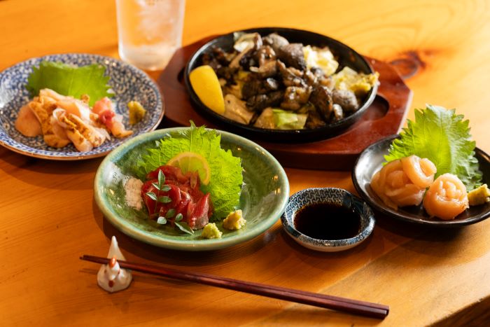 福岡市・赤坂駅、薬院大通駅周辺の居酒屋「鶏と炭火 とり坊」さんのクチコミレポート。炭火焼きや鳥刺しなど鶏料理が一人飲み・飲み会・ディナーデートにおすすめ