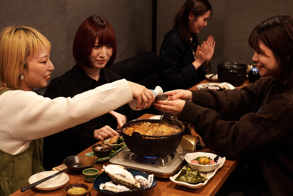 中野駅周辺の居酒屋「牡蠣と日本酒 成光」さんのクチコミレポート。名物の牡蠣料理や海鮮鍋が宴会・女子会で人気