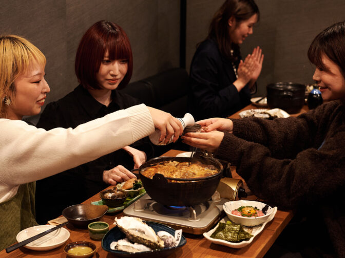 中野駅周辺の居酒屋「牡蠣と日本酒 成光」さんのクチコミレポート。名物の牡蠣料理や海鮮鍋が宴会・女子会で人気