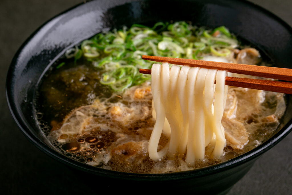 藤井寺市のうどん屋「加寿屋（KASUYA）」さんのクチコミレポート。大阪名物「かすうどん」を大阪、奈良、京都、兵庫、岡山、東京、千葉で展開している人気店