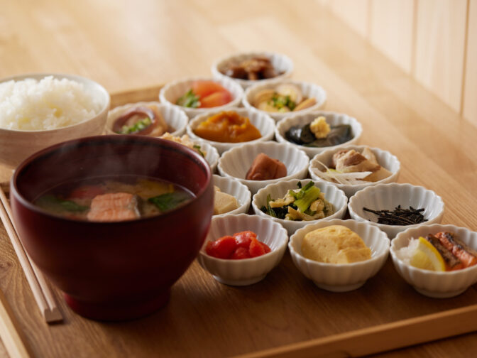 秋葉原駅・御徒町駅周辺の和食「拘りの味噌汁と羽釜ごはん 佳照庵（かしょうあん）」さんのクチコミレポート。ランチは〝味噌汁〟と炊きたて〝羽釜ご飯〟の定食、ディナーは〝おばんざい〟と日本酒を満喫する居酒屋利用がおすすめ