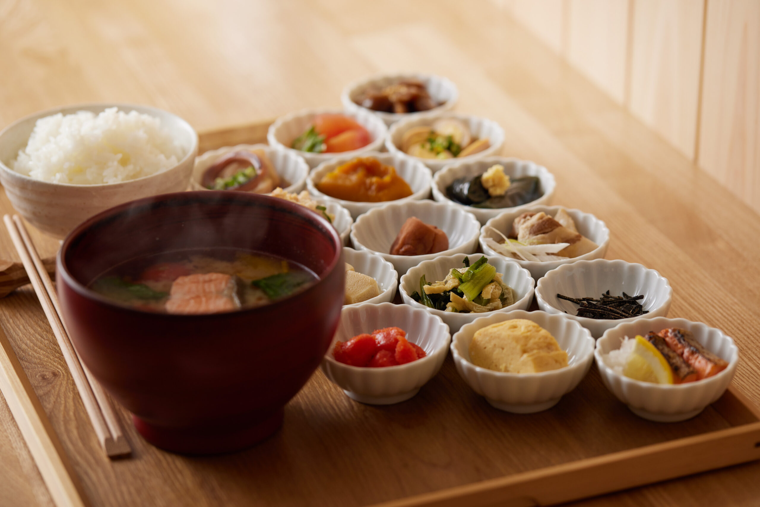 秋葉原駅・御徒町駅周辺の和食「拘りの味噌汁と羽釜ごはん 佳照庵（かしょうあん）」さんのクチコミレポート。ランチは〝味噌汁〟と炊きたて〝羽釜ご飯〟の定食、ディナーは〝おばんざい〟と日本酒を満喫する居酒屋利用がおすすめ